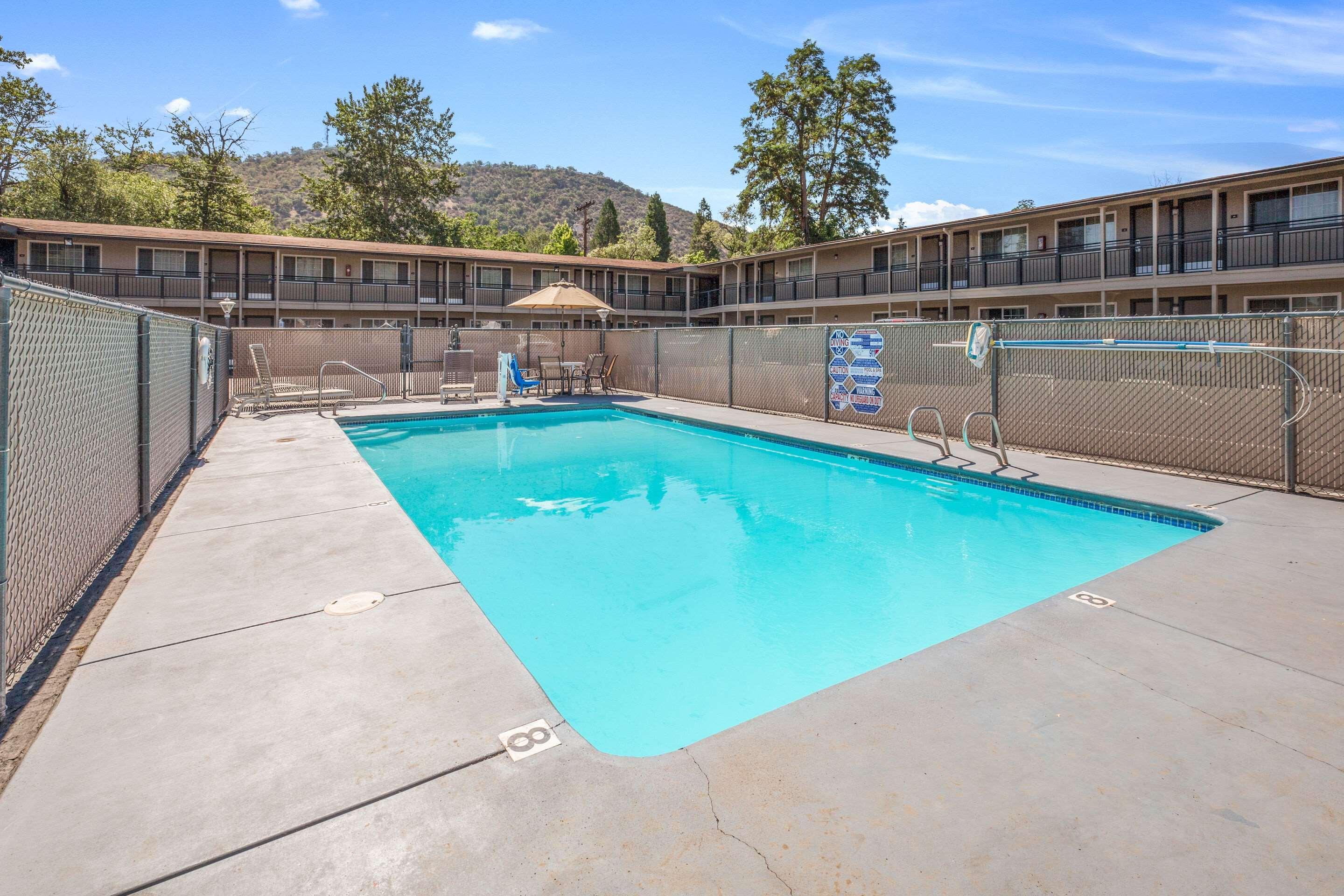 Econo Lodge Inn & Suites Yreka Bagian luar foto